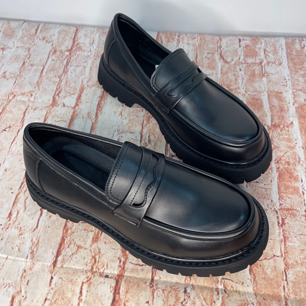 Black Faux Leather Platform Loafers Size: Men’s 6 (fits a Women’s 8)
